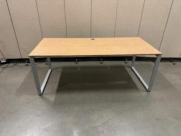 Bureau met knop en kabelgoot 200x90xH62-86 cm, 76 stuks - afbeelding 1 Bureau met knop en kabelgoot 200x90xH62-86 cm, 76 stuks - afbeelding 1