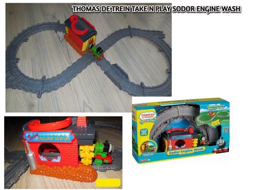 THOMAS DE TREIN TAKE N PLAY SODOR ENGINE WASH + PERCY TREIN, Kinderen en Baby's, Speelgoed | Thomas de Trein, Zo goed als nieuw