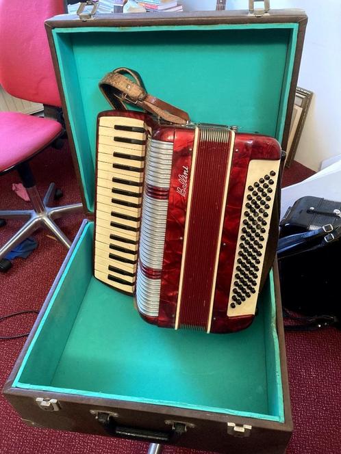 Accordeon 80 bas, Muziek en Instrumenten, Accordeons, Gebruikt, Toetsaccordeon, 80-bas, Overige merken, Met koffer, Met riemen