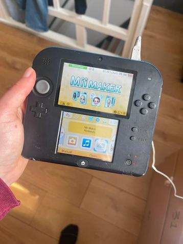 Nintendo 2DS met oplader en SD kaart