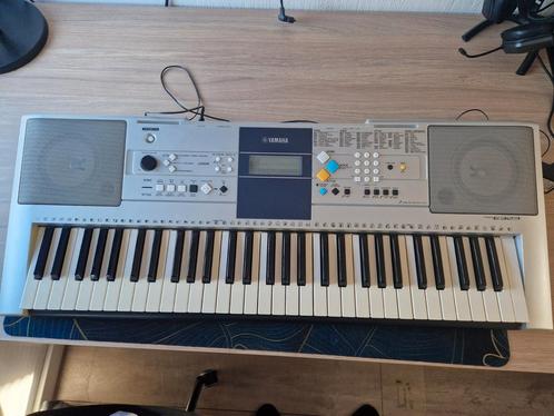 Yamaha psr e323 keyboard met standaard, Muziek en Instrumenten, Keyboards, Zo goed als nieuw, 61 toetsen, Yamaha, Met standaard