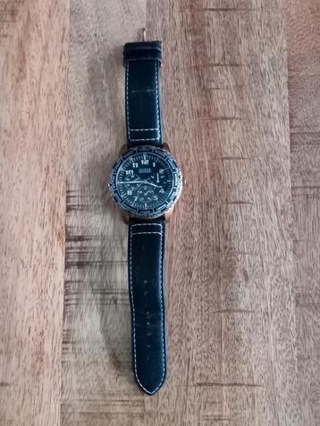 Guess heren horloge W1170G2 met zwart lederen band.