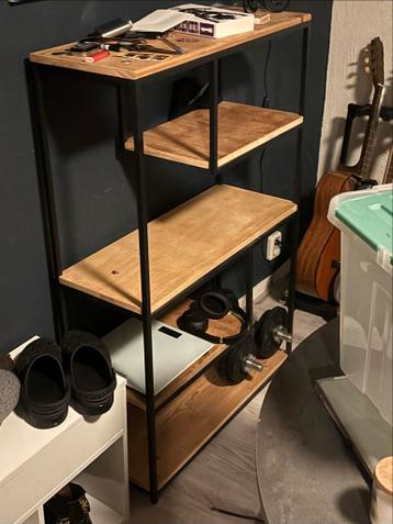 Houten kast met stalen frame