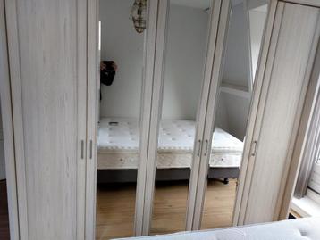 Ruime kledingkast met spiegeldeuren - afbeelding 3 Ruime kledingkast met spiegeldeuren - afbeelding 3