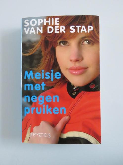 Boek, Meisje met negen pruiken - Sophie van der Stap, Boeken, Biografieën, Gelezen, Overige, Ophalen of Verzenden