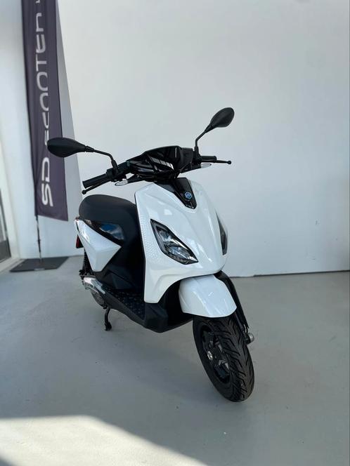 Nieuw! Piaggio one elektrisch 45km WIT, Fietsen en Brommers, Brommers | Tuning en Styling, Zo goed als nieuw, Ophalen of Verzenden