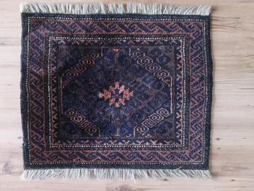 Perzisch tapijt klein donker 53 x 58 cm