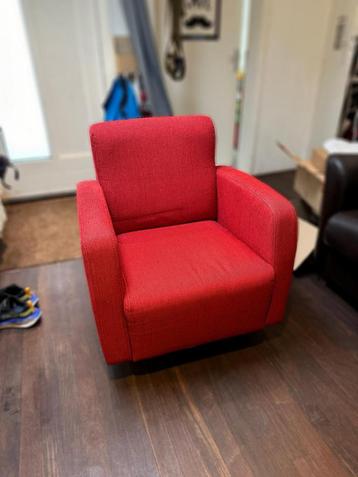 Rode stoffen fauteuil/stoel op draaipoot 