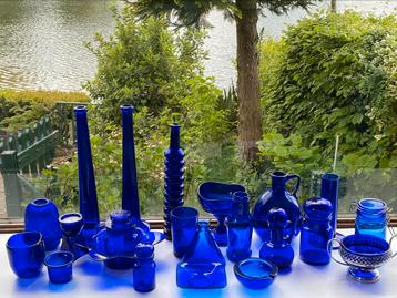 Verzameling blauwe vazen en beeldjes