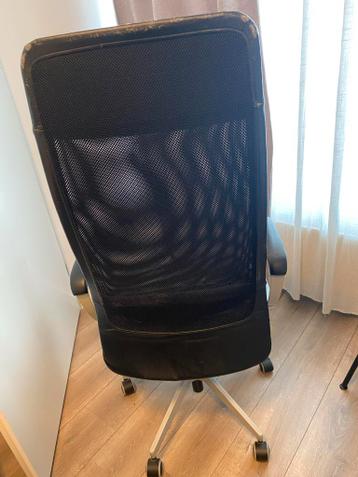 Zwarte bureaustoel met mesh rugleuning en armleuningen