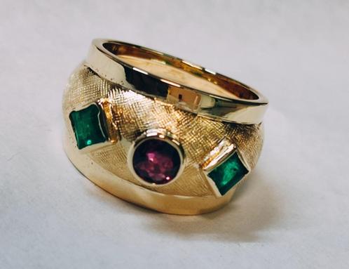 Massieve band ring met smaragden en granat, Sieraden, Tassen en Uiterlijk, Ringen, Zo goed als nieuw, Dame of Heer, Goud, Met edelsteen