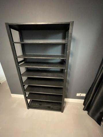 Zwarte IKEA Ivar kast met 10 planken - afbeelding 10 Zwarte IKEA Ivar kast met 10 planken - afbeelding 10
