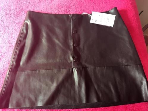 Nieuw! Zara faux leather mini rok in maat XL, Kleding | Dames, Rokken, Nieuw, Maat 46/48 (XL) of groter, Zwart, Boven de knie