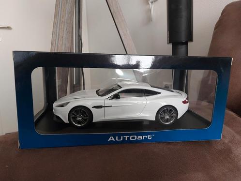 Autoart 1/18 Aston Martin Vanquish wit, Hobby en Vrije tijd, Modelauto's | 1:18, Zo goed als nieuw, Auto, Autoart, Ophalen of Verzenden