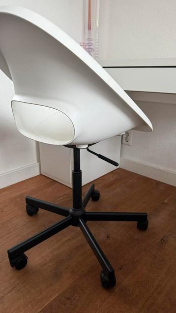IKEA MALM Bureau + Bureaustoel - Amsterdam Zuid - afbeelding 6 IKEA MALM Bureau + Bureaustoel - Amsterdam Zuid - afbeelding 6