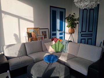 Zwart leren hoekbank + hocker met opbergruimte Ikea - afbeelding 1 Zwart leren hoekbank + hocker met opbergruimte Ikea - afbeelding 1