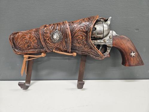 DECORATIE REVOLVER KAPSTOK , COUNTRY , COWBOY , MANCAVE.., Huis en Inrichting, Woonaccessoires | Kapstokken, Nieuw, Wandkapstok