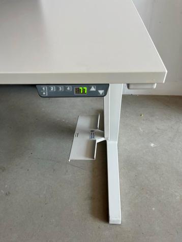 Steelcase elektrisch verstelbaar zit sta bureau - afbeelding 3 Steelcase elektrisch verstelbaar zit sta bureau - afbeelding 3