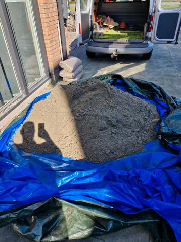 !! GRATIS !! Ca. Halve kuub geel (straat) zand.