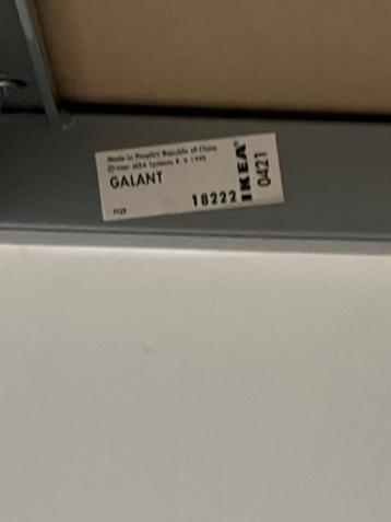 Ruim en stevig hoekbureau (IKEA Galant) - afbeelding 2 Ruim en stevig hoekbureau (IKEA Galant) - afbeelding 2