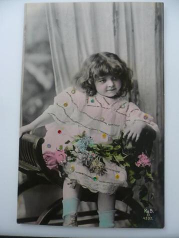 zeer mooie fantasie - nostalgie meisje op stoel met bloemen 