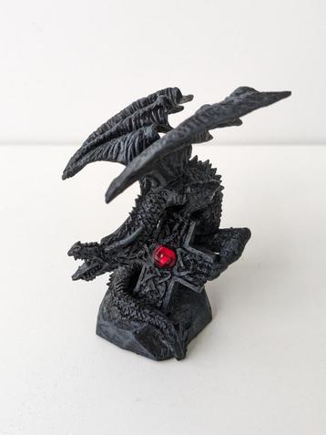 Zwart drakenbeeldje met rode steen van MystiCalls