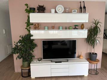 BESTÅ BURS Ikea TV bench and shelves, high-gloss white - afbeelding 1 BESTÅ BURS Ikea TV bench and shelves, high-gloss white - afbeelding 1