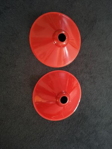 Twee leuke, rood geëmailleerde plafondlampen ( kapjes )