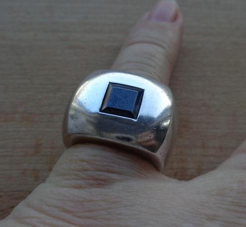 brede zilveren ring met zwarte steen [529], Sieraden, Tassen en Uiterlijk, Ringen, Zo goed als nieuw, Dame, 17 tot 18, Zilver