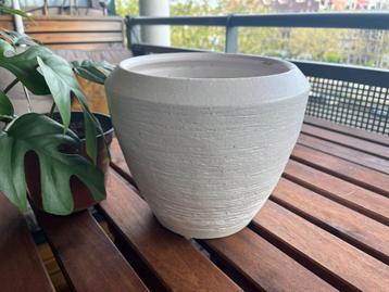 Witte plantenpot / White flowerpot / D 17.5 cm H 19.5 cm