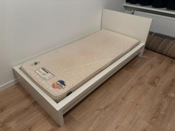 IKEA Malm bed met matras 90x200 cm 1-persoons - afbeelding 1 IKEA Malm bed met matras 90x200 cm 1-persoons - afbeelding 1