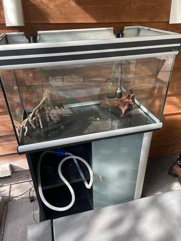 Aquarium Aquatlantis met bijbehorende kast plus pomp