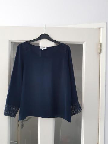 donker blauwe blouse ongedragen!