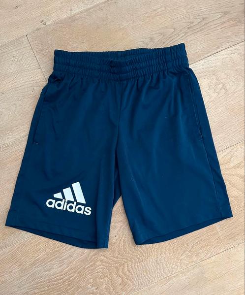 Adidas sport broekje tennisbroekje maat 128, donkerblauw, Kinderen en Baby's, Kinderkleding | Maat 128, Zo goed als nieuw, Jongen of Meisje