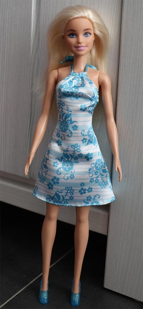 Barbie pop met wit blauwe jurk en blauwe schoenen, Kinderen en Baby's, Speelgoed | Poppen, Zo goed als nieuw, Barbie, Ophalen of Verzenden