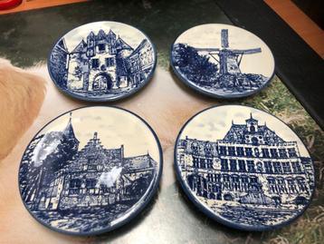 Vier Delfts Blauwe wandbordjes met gebouwen/molen (11 cm)