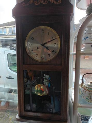 4 oude klokken in de verkoop.