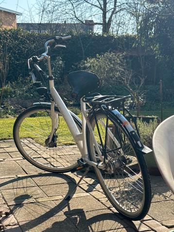 Twee oude fietsen voor oud ijzer