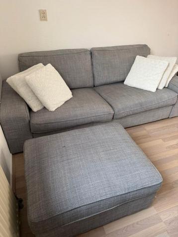grijze ikea kivik tweepersoonsbank met hocker - afbeelding 2 grijze ikea kivik tweepersoonsbank met hocker - afbeelding 2