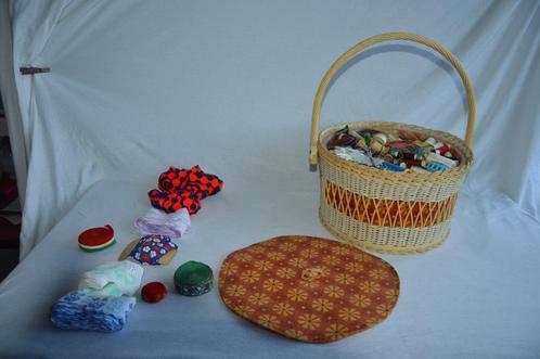 Vintage rotan naaimand met hengsel uit de jaren 70 , Ø 32 cm, Hobby en Vrije tijd, Naaien en Fournituren, Gebruikt, Overige typen