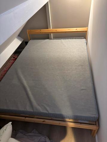 Houten IKEA bedframe + matras – 140x200 - afbeelding 1 Houten IKEA bedframe + matras – 140x200 - afbeelding 1