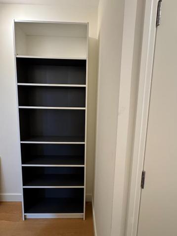 Ikea Billy boekenkast (wit met donker) met verhoging - afbeelding 1 Ikea Billy boekenkast (wit met donker) met verhoging - afbeelding 1
