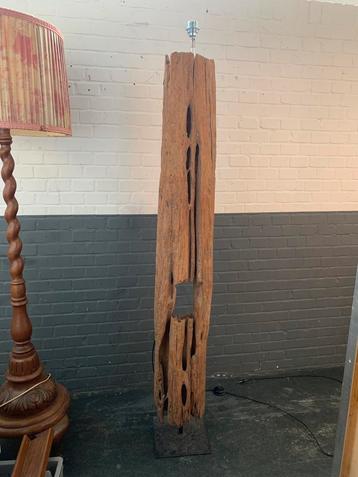 Stoere houten lamp 