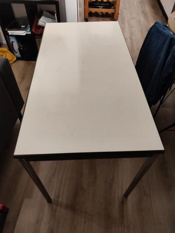 gratis ophalen: Bureau/eettafel. Redelijke staat