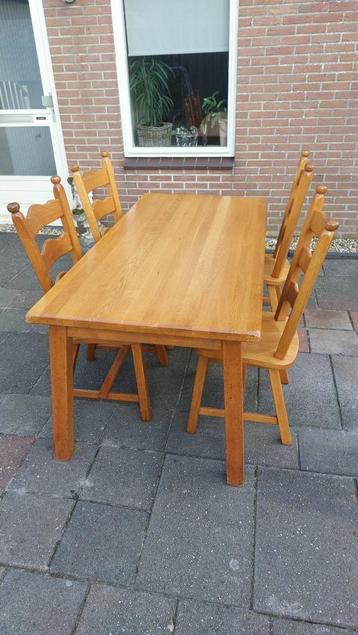 Blank eiken houten tafel met vier stoelen
