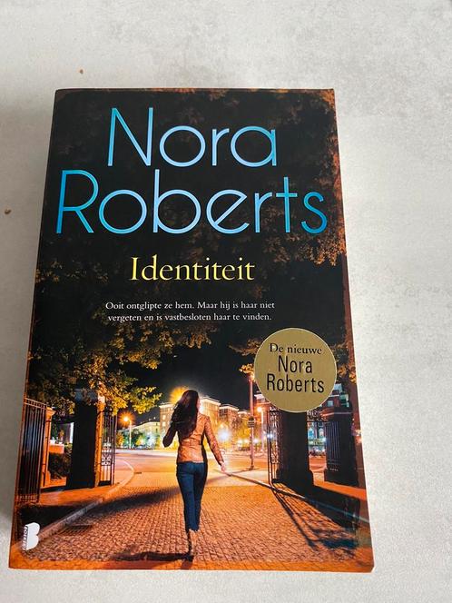 Boek Nora Roberts Identiteit, Boeken, Chicklit, Zo goed als nieuw, Ophalen of Verzenden
