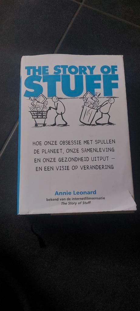 Annie Leonard - The story of stuff, Boeken, Politiek en Maatschappij, Gelezen, Wereld, Ophalen of Verzenden
