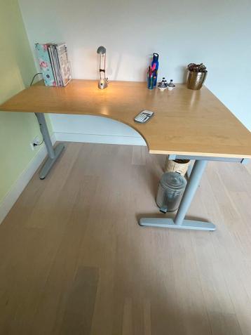 Galant Ikea hoek bureau, beukenfineer en zilverenkl. poten - afbeelding 5 Galant Ikea hoek bureau, beukenfineer en zilverenkl. poten - afbeelding 5