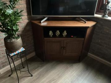 Gratis: TV meubel, grenen bed en nachtkastje