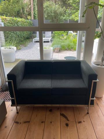 Antraciete tweezitsbank metalen frame - le corbusier stijl